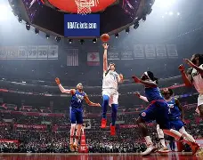 PG电子-包含Doinb巅峰对决,东契奇与90激战老鹰分钟,高光表现胜负难料!的词条