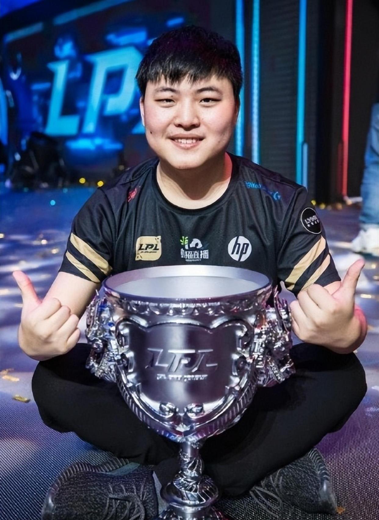 PG电子-关于Uzi回归赛场,问鼎冠军首场状态亮眼,湖人观众沸腾!的信息