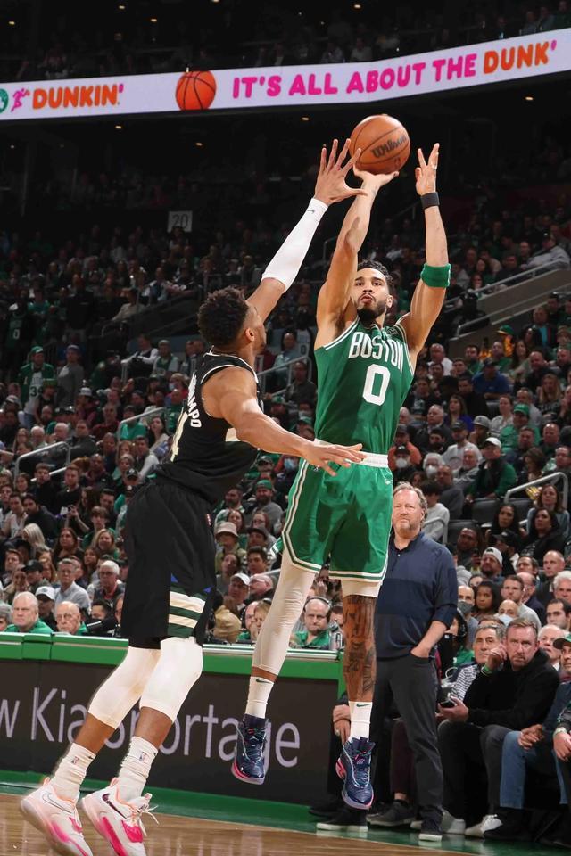 PG模拟器-大坂直美巅峰对决，塔图姆与70激战雄鹿分钟，比分优势明显胜负难料！的简单介绍